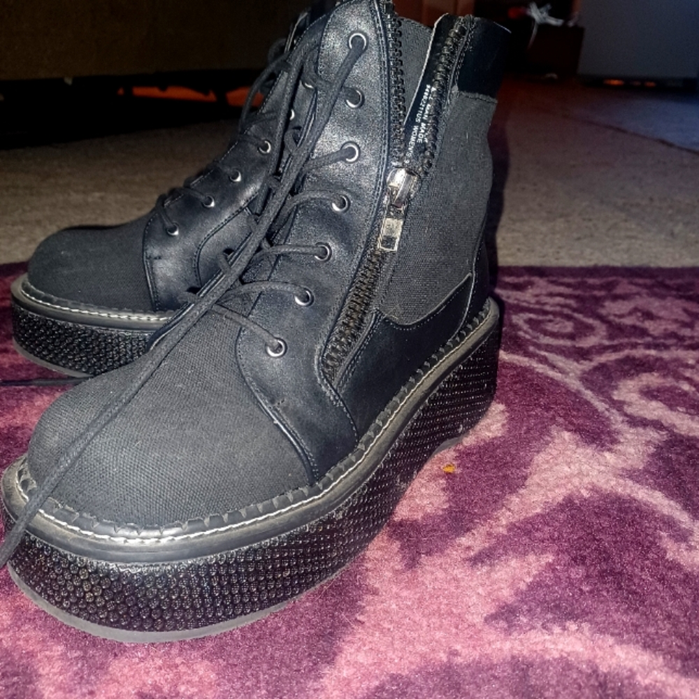 Worn once size 9 platform boot